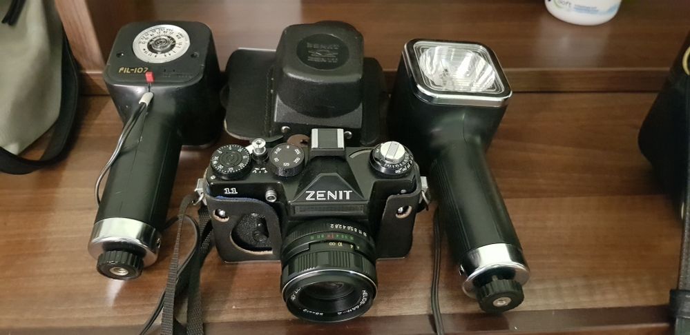 Aparat foto Zenit 11 cu obiectiv Helios 44M si două blitz-uri FIL-107