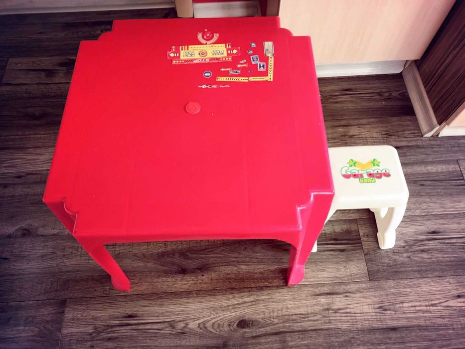 Красива детска масичка за рисуване и столче за  красив интериор-30лв.