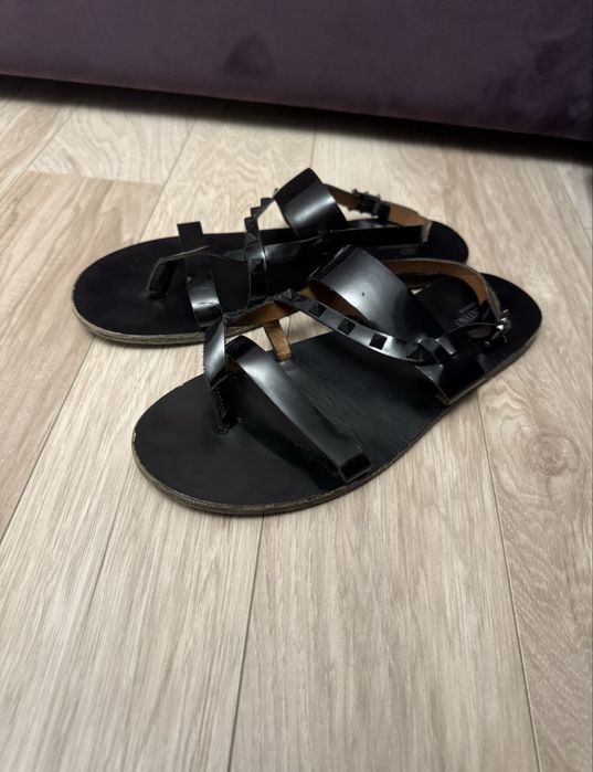 Sandale Moschino 43 si Valentino 44