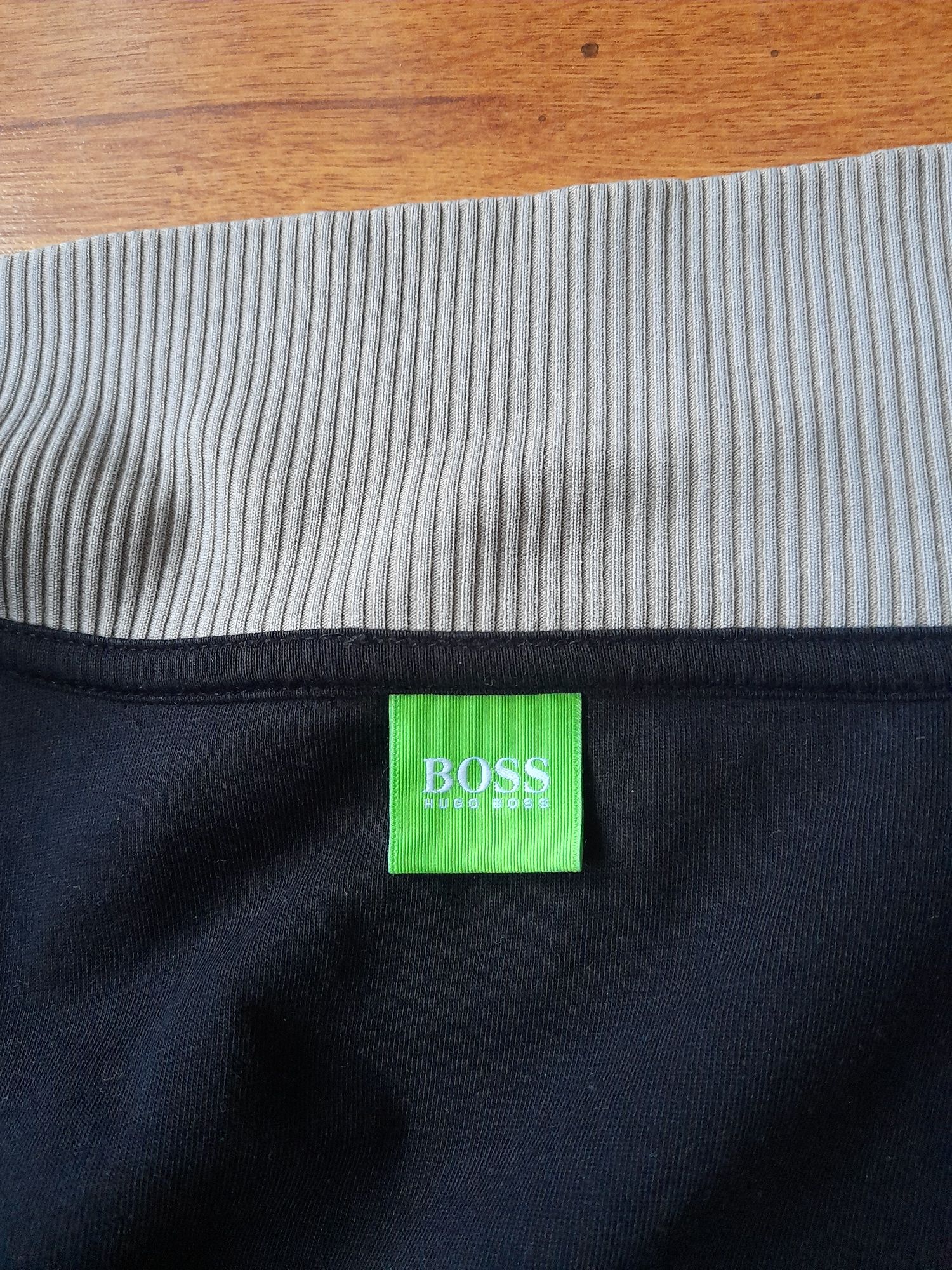 BOSS мъжко горнище L- XL размер.