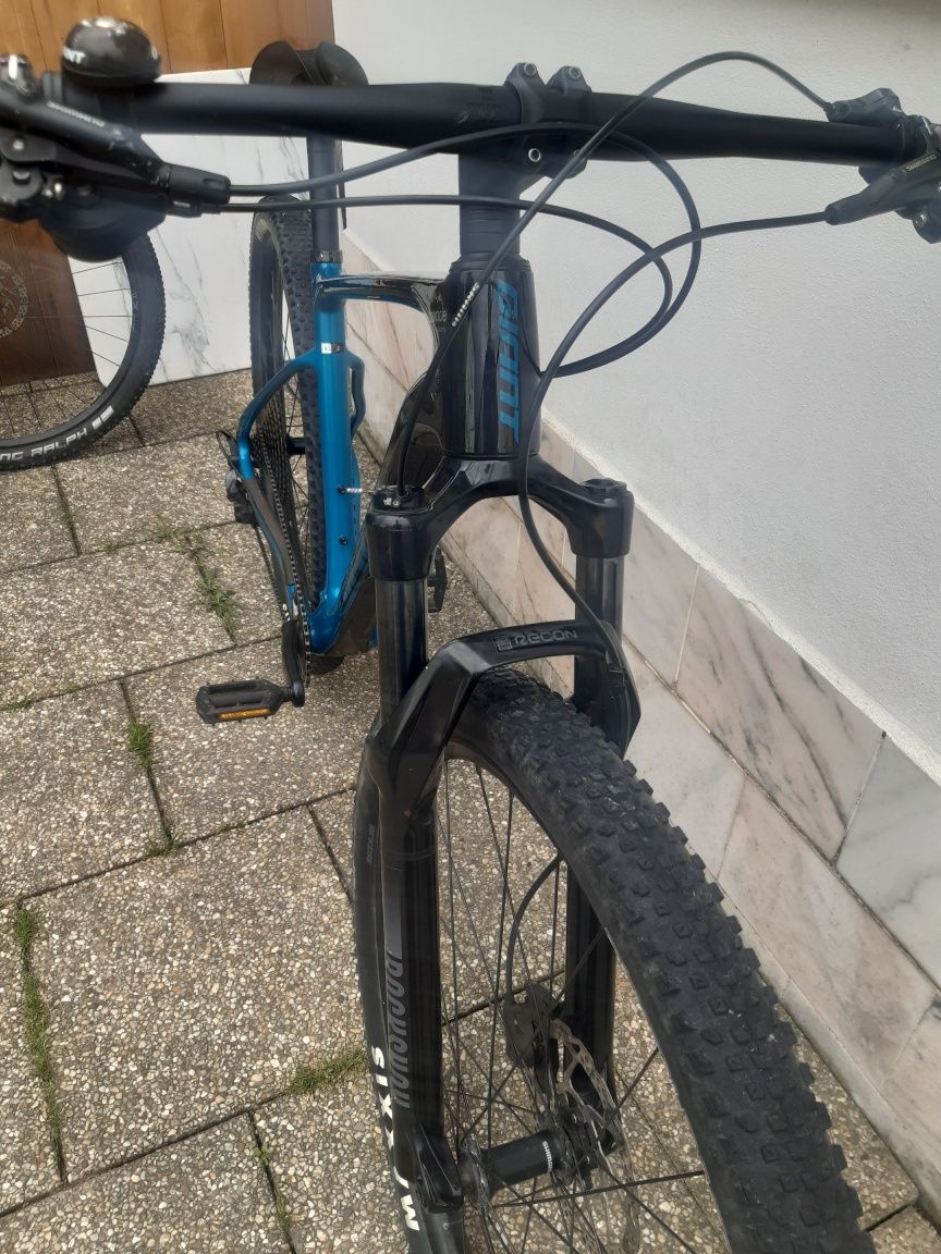 Vând Bicicletă MTB marca Giant din Carbon