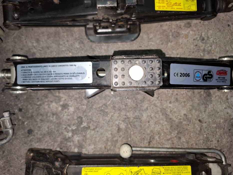 Оригинални крикове за автомобили