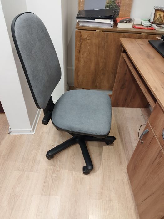Vând scaun de birou stofa gri