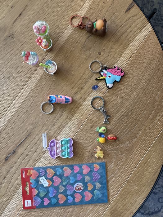 Комплект с мини играчки + стикери