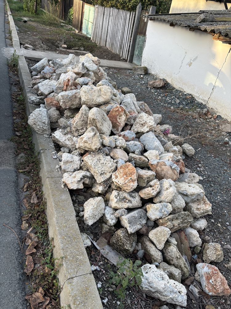 Vand piatra pentru constructi.