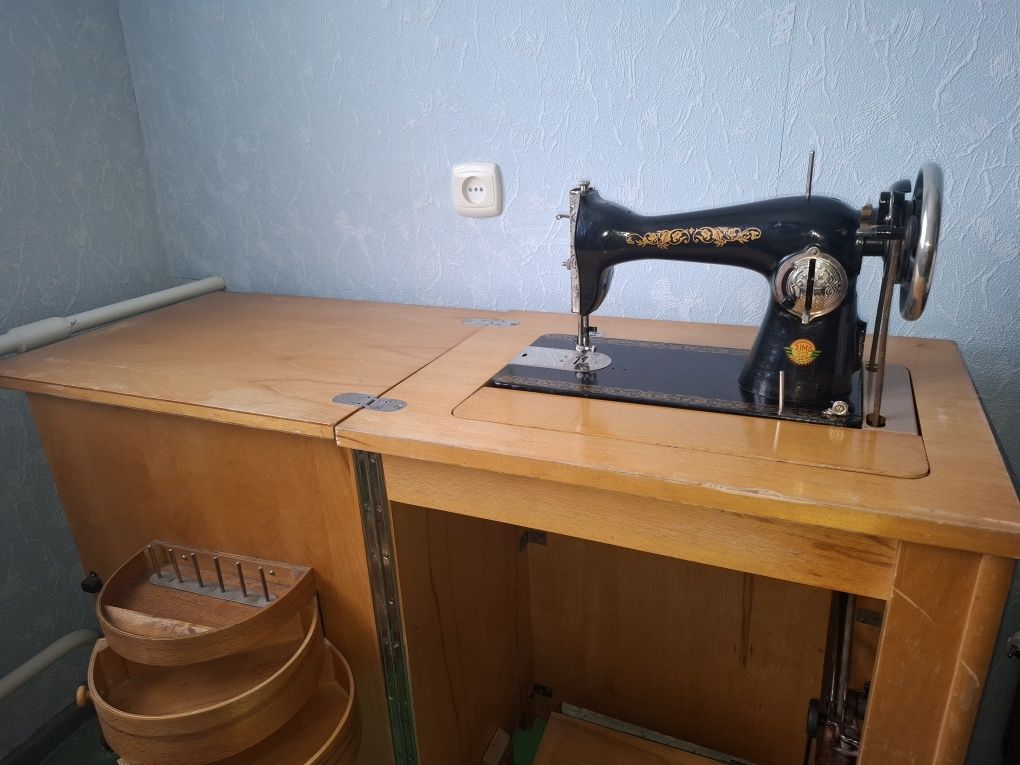 Продам швейную машинку