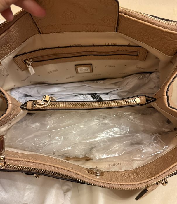 Чисто нова оригинална чанта Guess