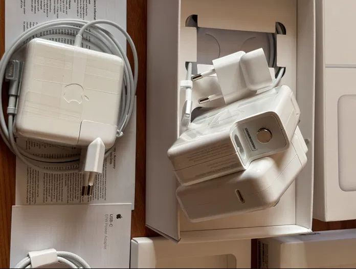 от ( Apple ) зарядка для MacBook - блок питания . .