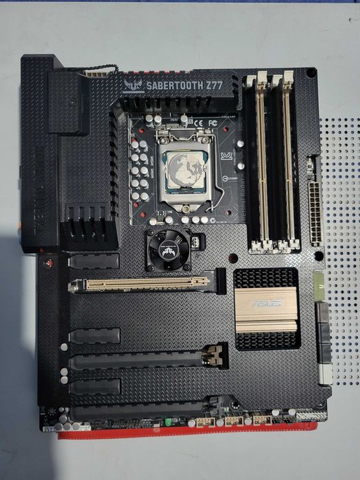 Дънна платка Asus Z77 Sabertooth
