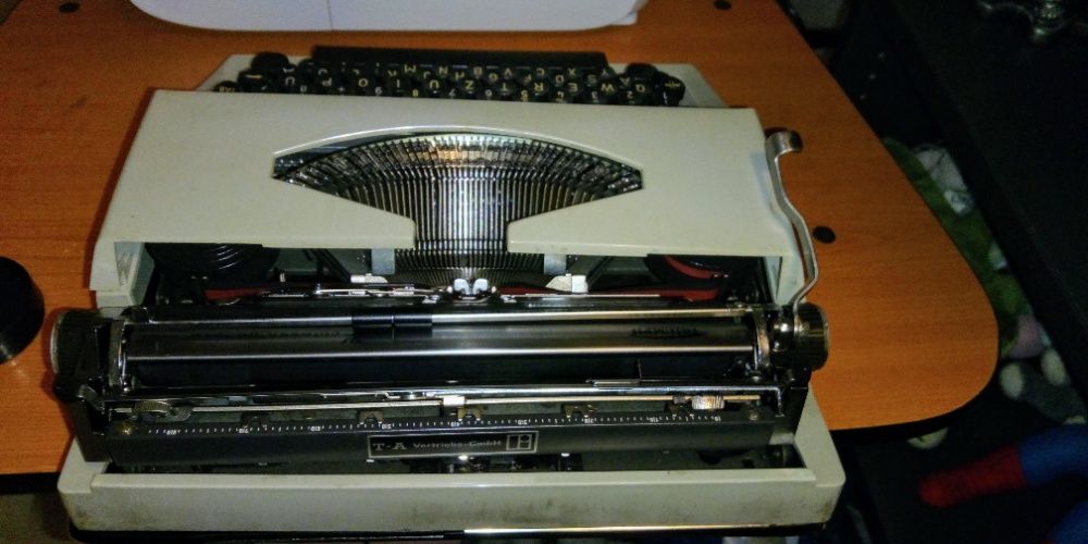 Masina de scris, Adler Contesa