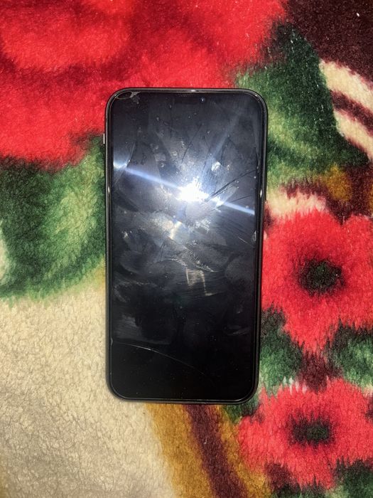 Продам 11 айфон с гарантией,в идеальнос состояний.