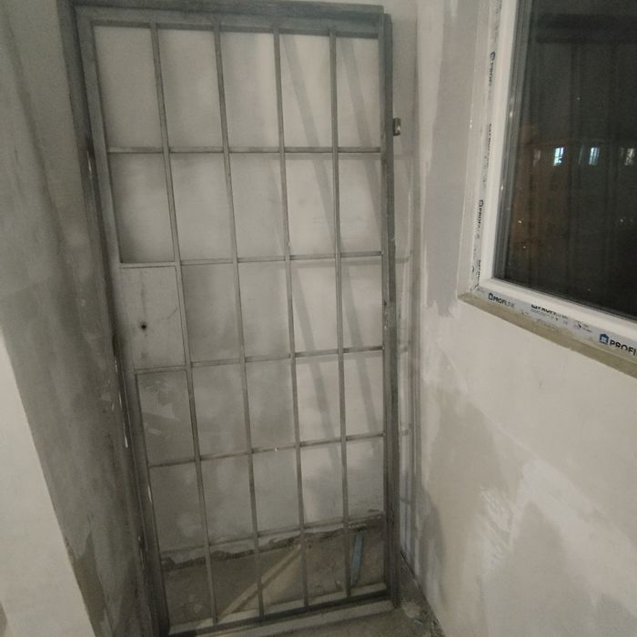 Метална решетка с два ключа