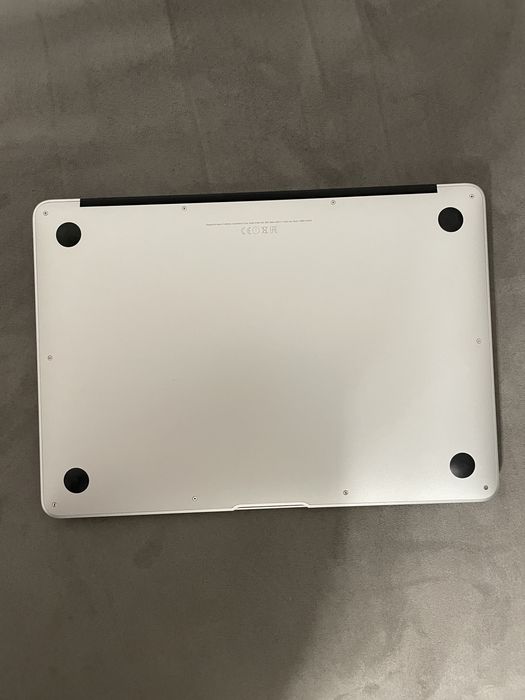 MacBook Air 13” i5, 8GB, 256GB SSD – Baterie bună, încărcător
