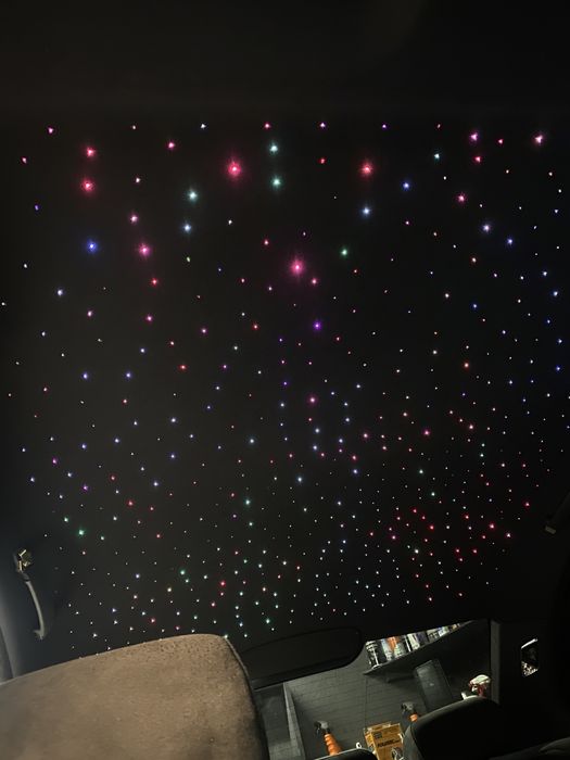 Montez plafon înstelat și lumini ambientale