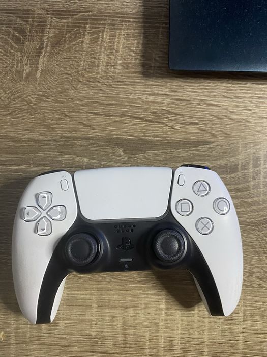 PS5 Slim cu 2 manete si joc Gran Turismo 7