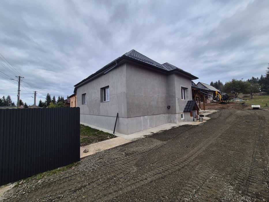 Vand casa la Belis, la principala, teren drept, 800mp!