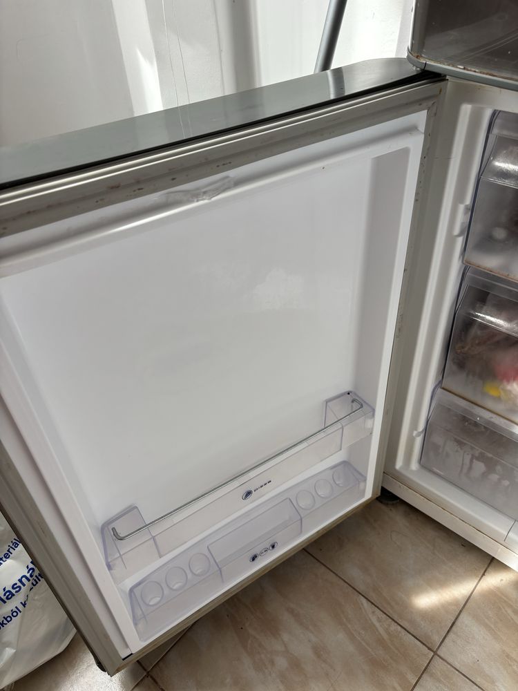 Frigider Whirlpool, inox, congelator 3 sertare, frigider spațios
