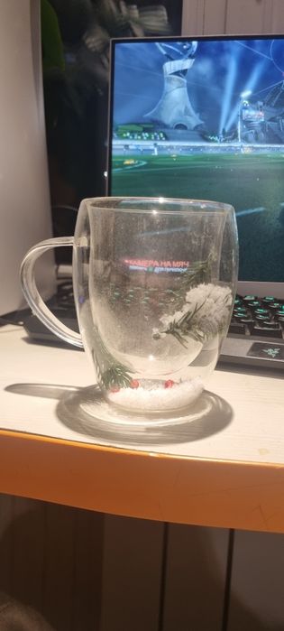 Продам кружку внутри что то по типу снега