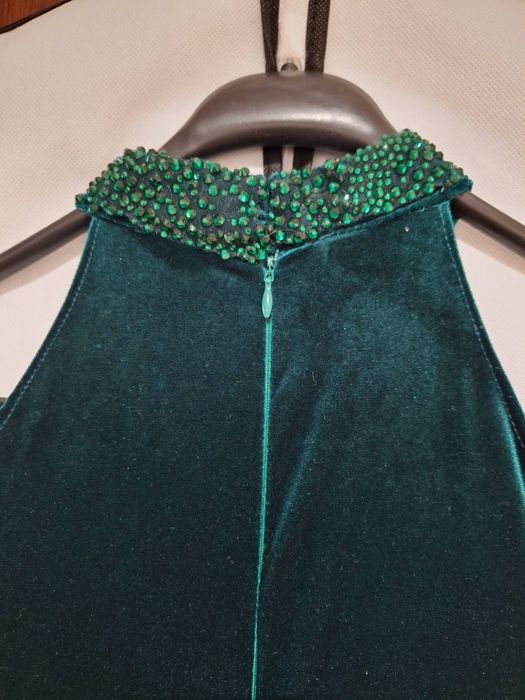 Официална, бутикова рокля в изумрудено зелено с камъни и дълбока цепка