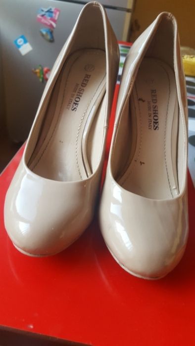 Vand pantofi de lac nude