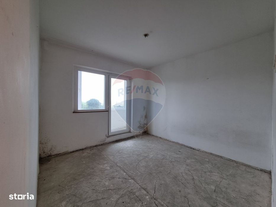 Apartament (De renovat) cu 3 camere de vânzare în zona Exterior Vest