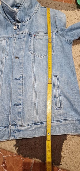Vând geaca denim