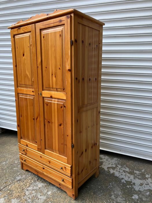 Двукрилен гардероб от масивно дърво