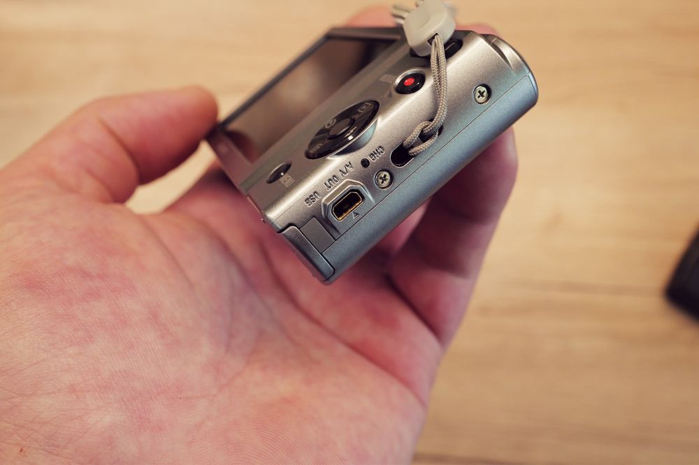 Aparat foto Sony Cyber Shot dsc 810 de 20Mp superb incarcare USB Card