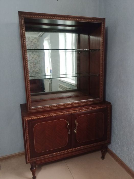 Антикварный сервант из дерева