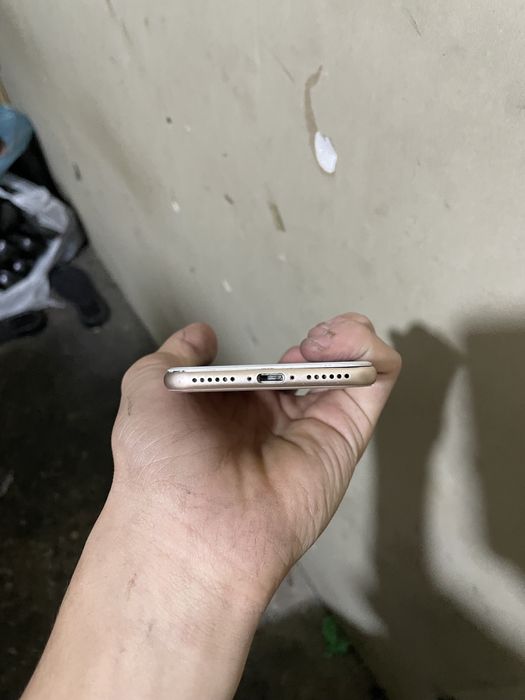Iphone 8 srochna sotiladi