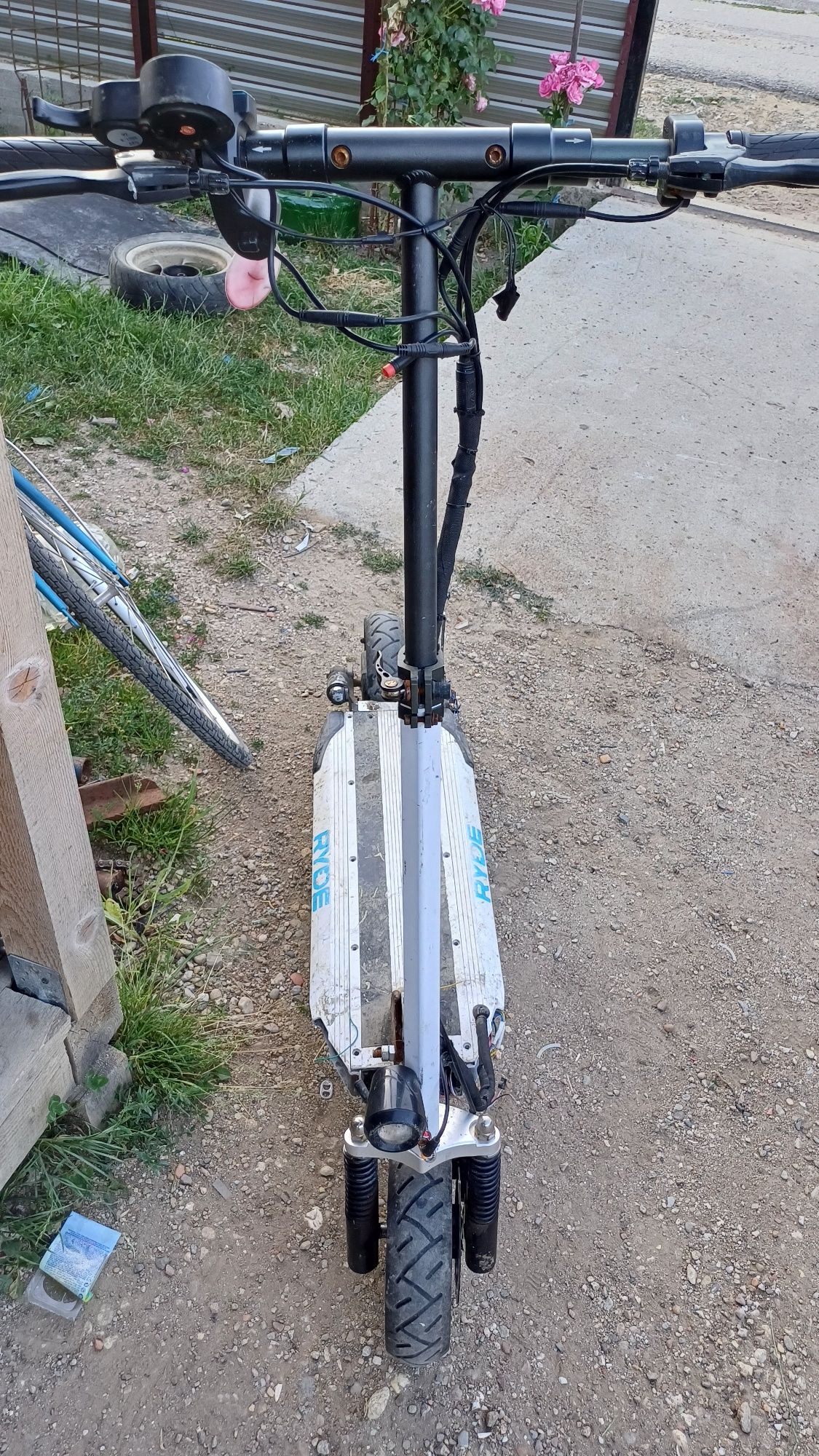 Vând trotinete electrice