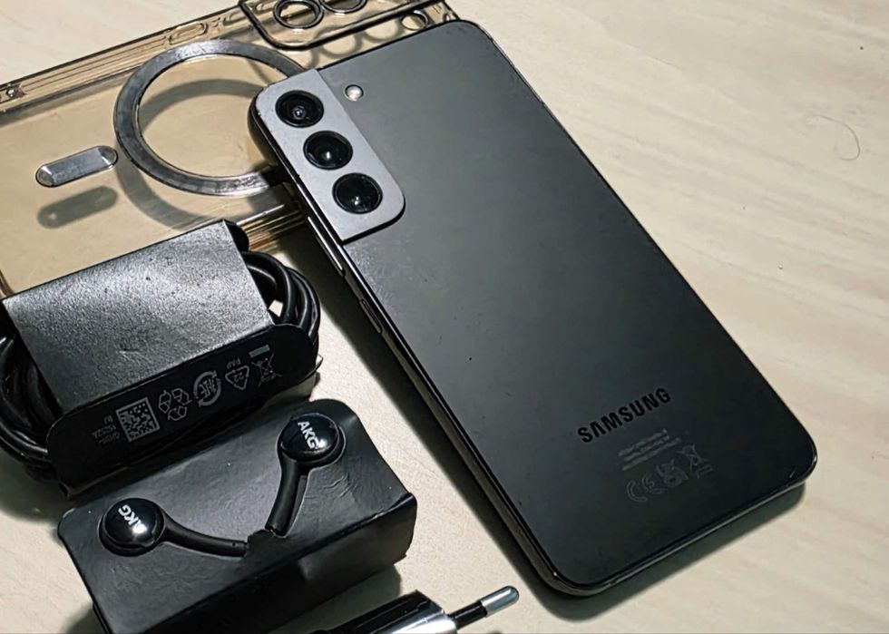 Samsung S22 • 256 GB  memorie • Liber Retea