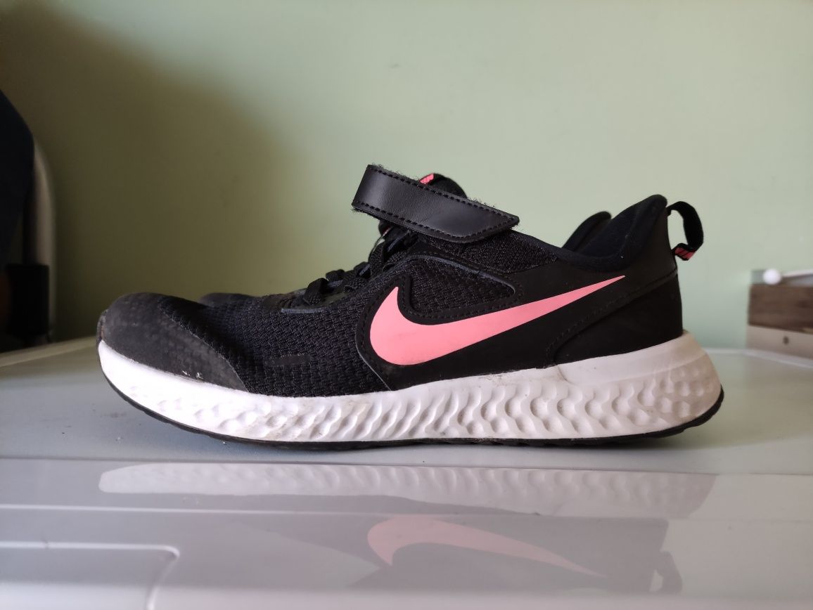 Маратонки Adidas, Nike