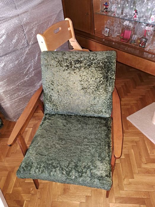 Ретро диван разгъваем,кресла и табуретки