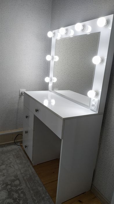 Мебель, гримёрные столики или трюмо с подсветкой