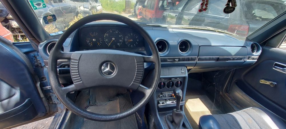 Mercedes w123  220d  1979