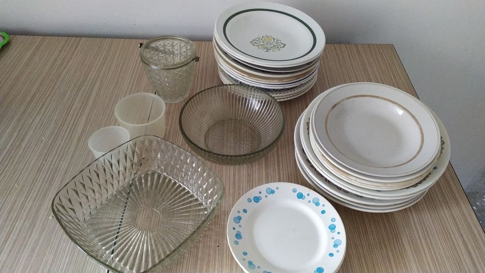 Отдам даром посуду , одежду жён, детские