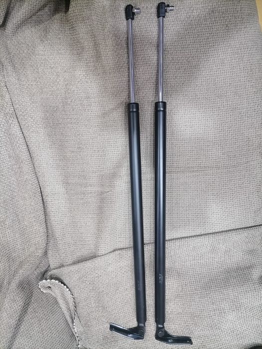 Продам амортизаторы багажника на Mitsubishi Delica