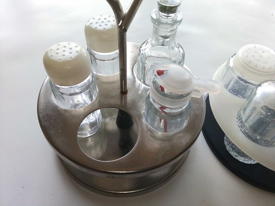 Два стари комплекта за подправки