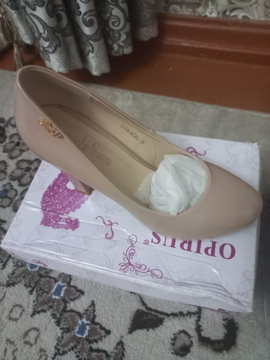 Ayollar oyoq kiyimi sotiladi