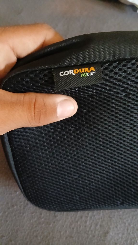 Продавам чантичка на Adidas