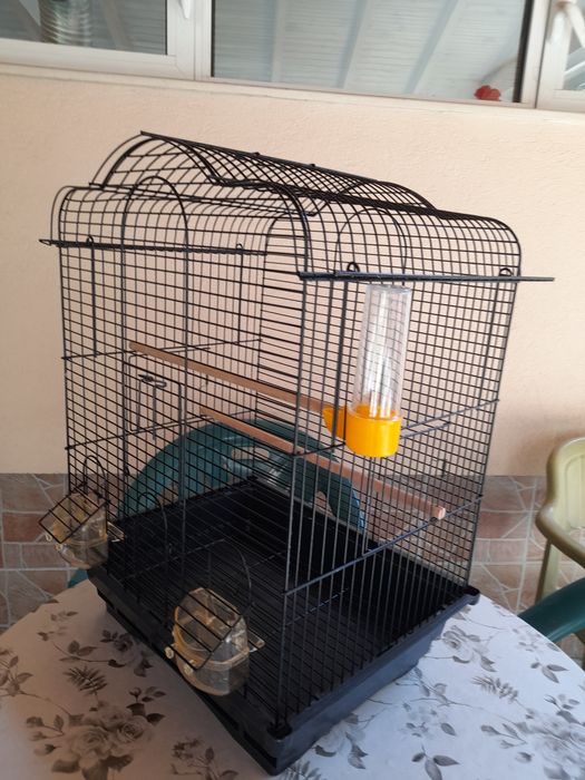 Клетки за папагали и разплодни воалиери за канарчета.