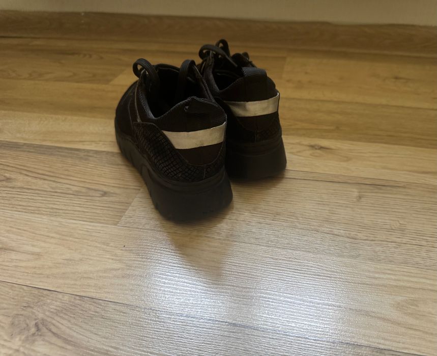 Кроссовки черные женские