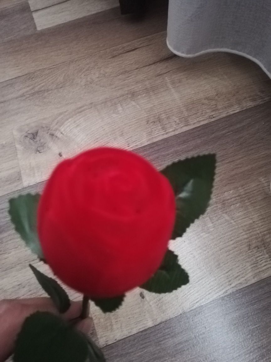 Cutie inel în forma de trandafir