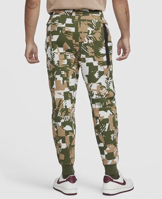 Мъжки комплект Nike Tech Fleece Camo Rough Green Bone - размер S