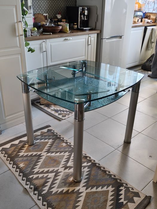 Стъклена маса за кухня дизайнерска