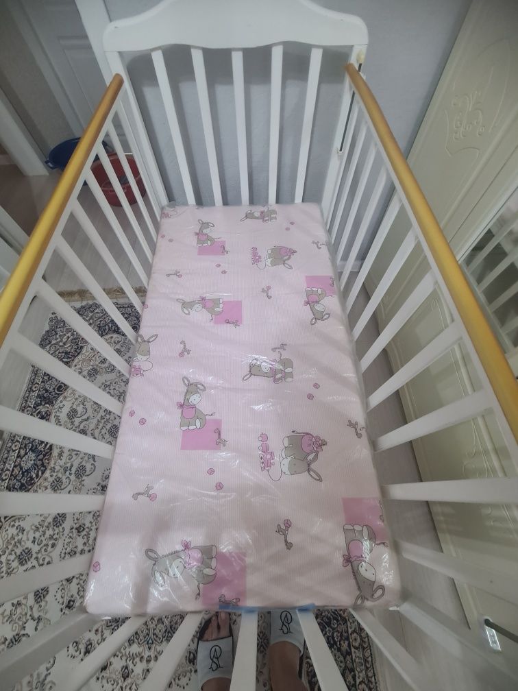 Продам детскую кровать с матрасом
