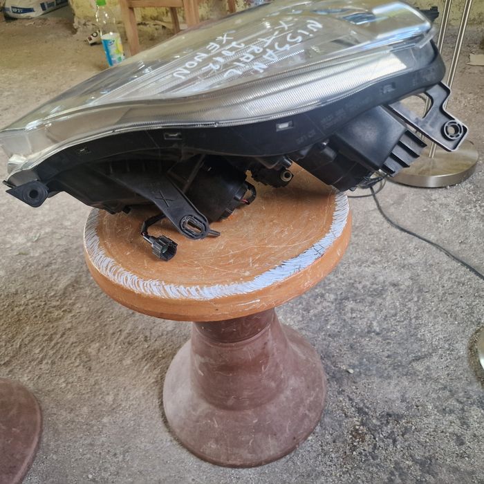 Nissan X-trail 2012 xenon десен фар