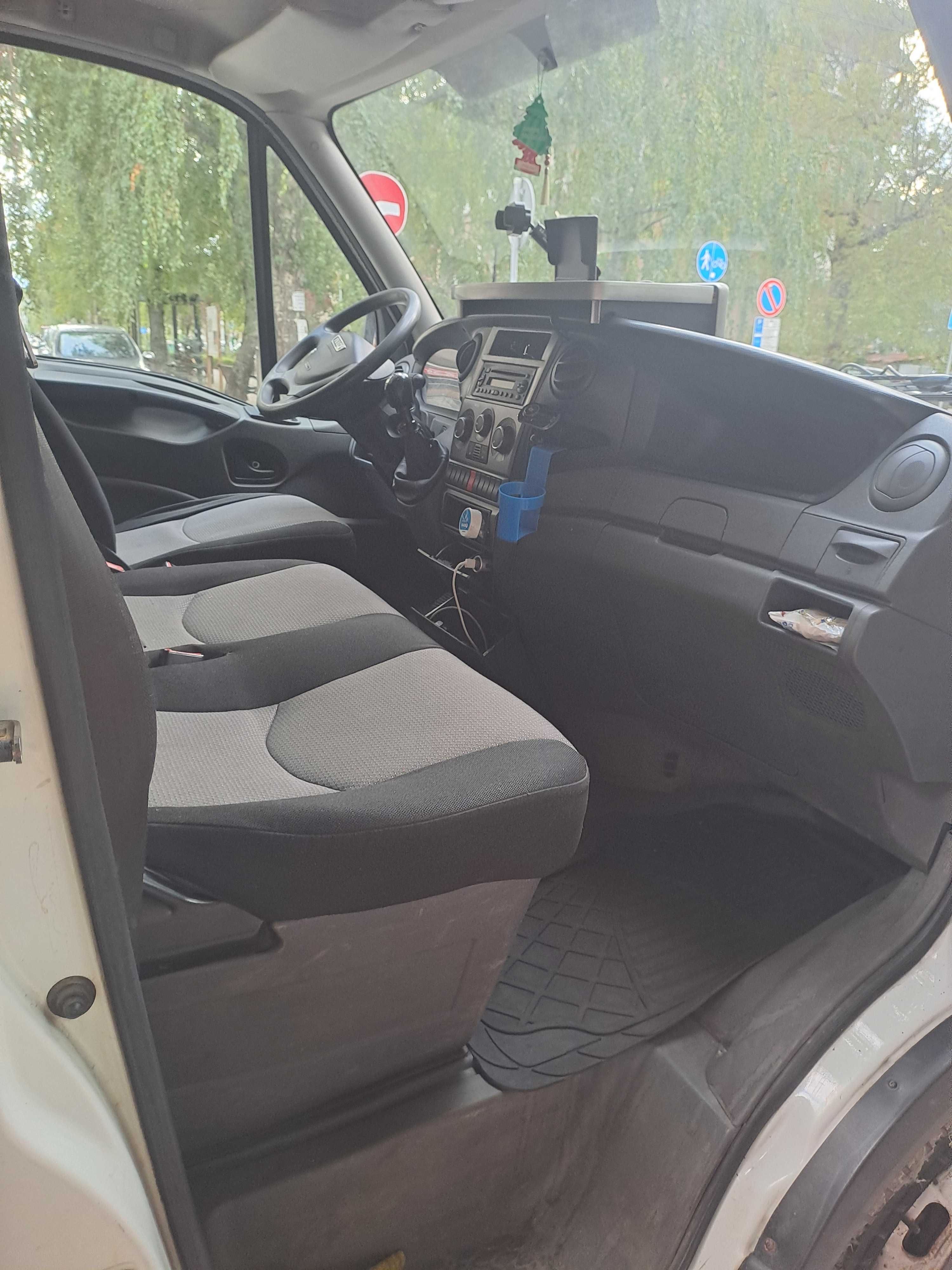 Бус Iveco 35c13 в перфектно състояние