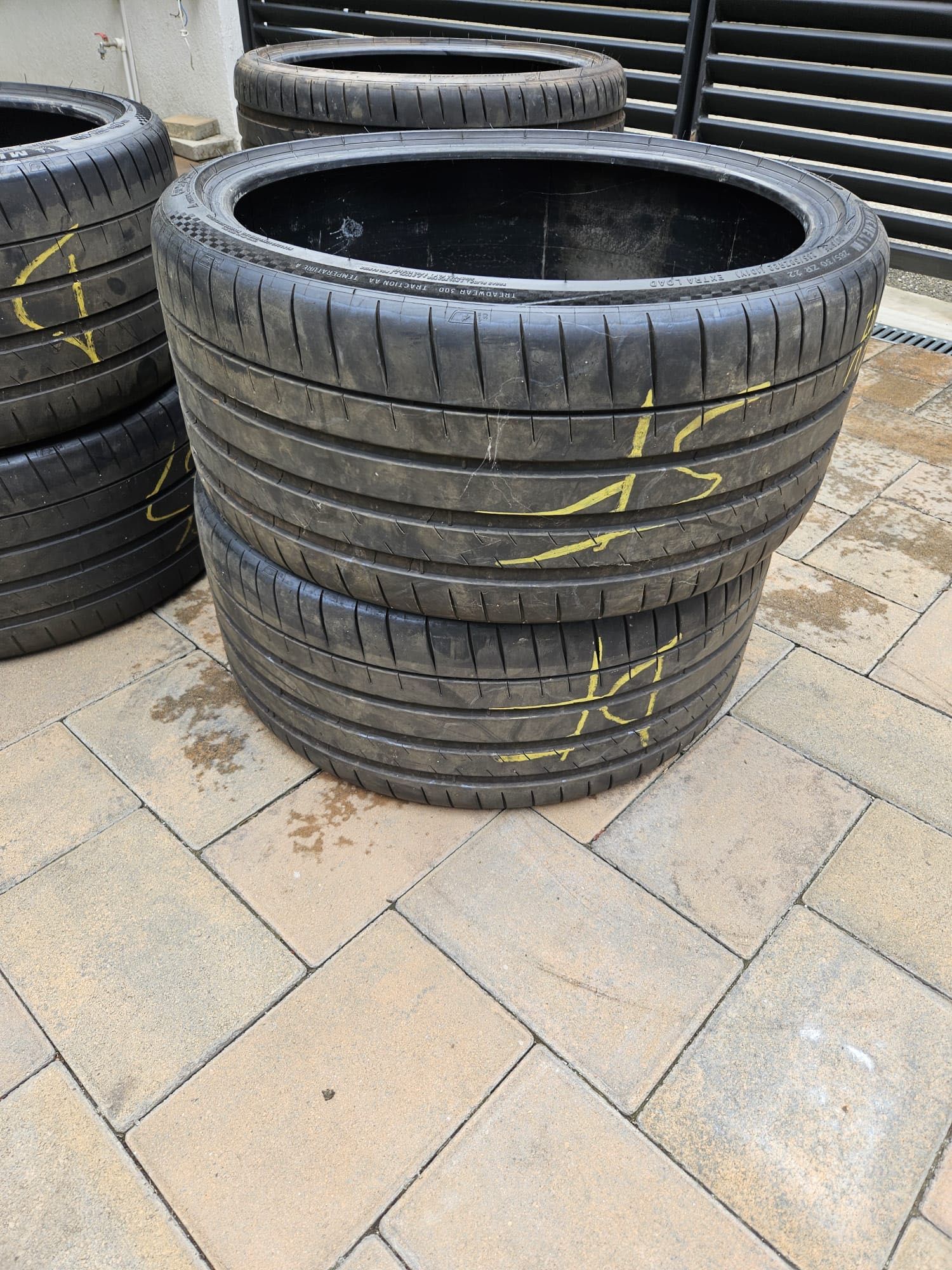 Vand anvelope Michelin 285/30R22 vara aproape noi